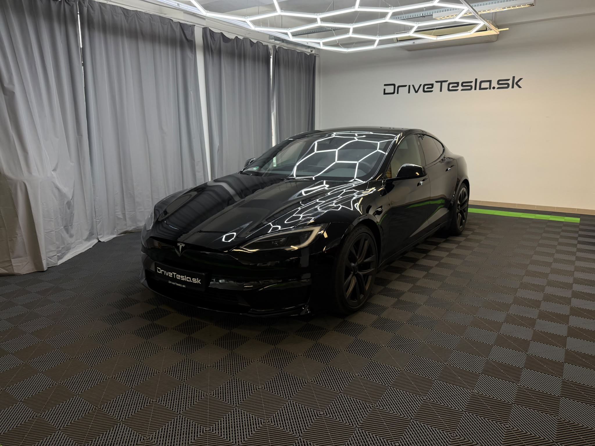 WhatsApp Image 2026-09-22 at 15.23.00 (1) Tesla Model S Plaid 2022 - May – Obrázok 1